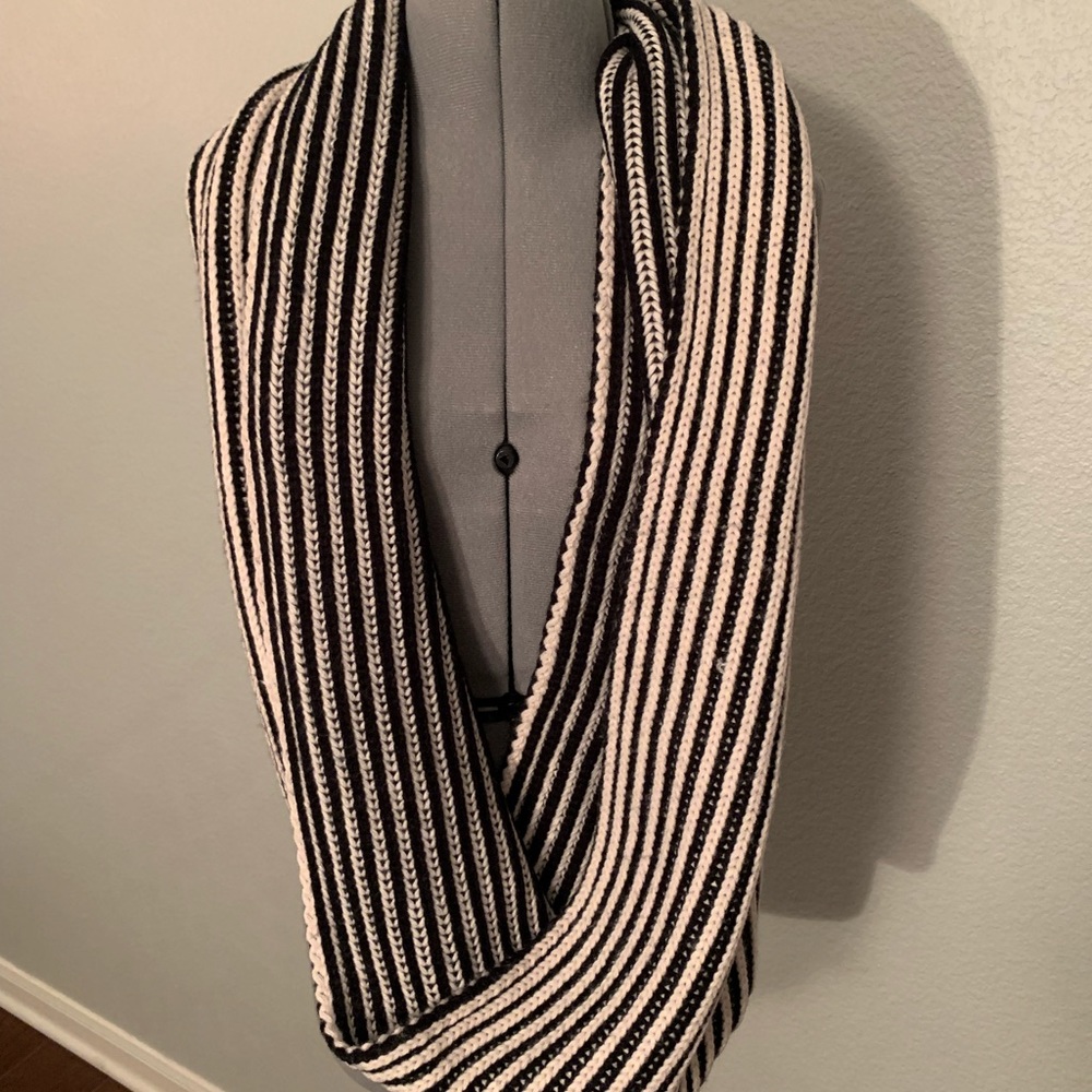 NWOT Kate Spade Infinity Pink and Black Scarf